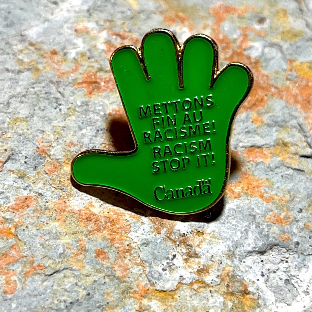 🏹3/$45🏹 épinglette mettons fin au racisme / racism stop it pin